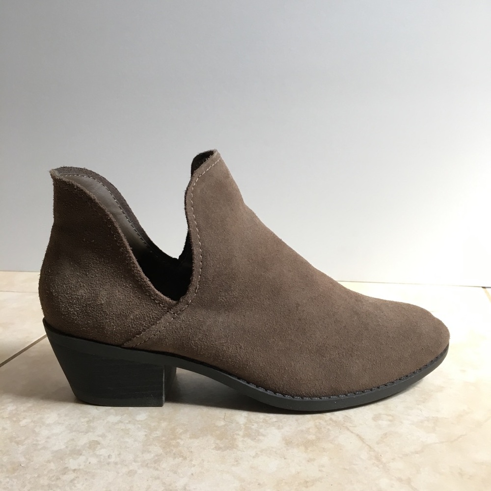 Me Too brand brown suede ankle boots size 6.5